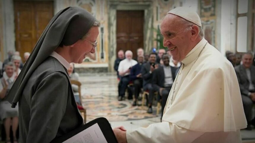 Papa Francisco interagindo com uma freira, em trecho do documentário 'Um de Nós – Vida e Legado do Papa Francisco'