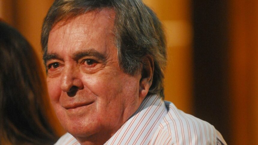 Benedito Ruy Barbosa sorridente em foto posada