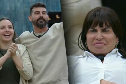 Carol e Radamés felizes na sala do Power Couple Brasil 7. Gretchen fica com cara de poucos amigos
