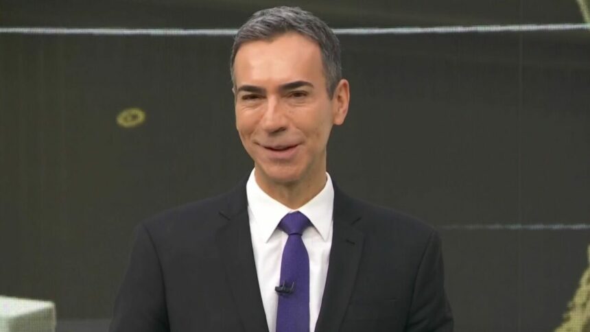 Cesar Tralli no cenário do Jornal Hoje