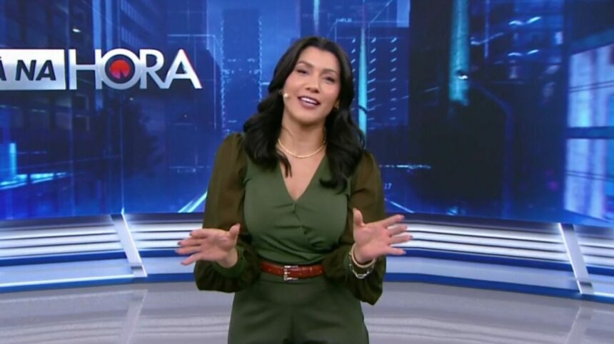 Daniele Brandi gesticulando com os braços, em trecho de edição do Tá na Hora