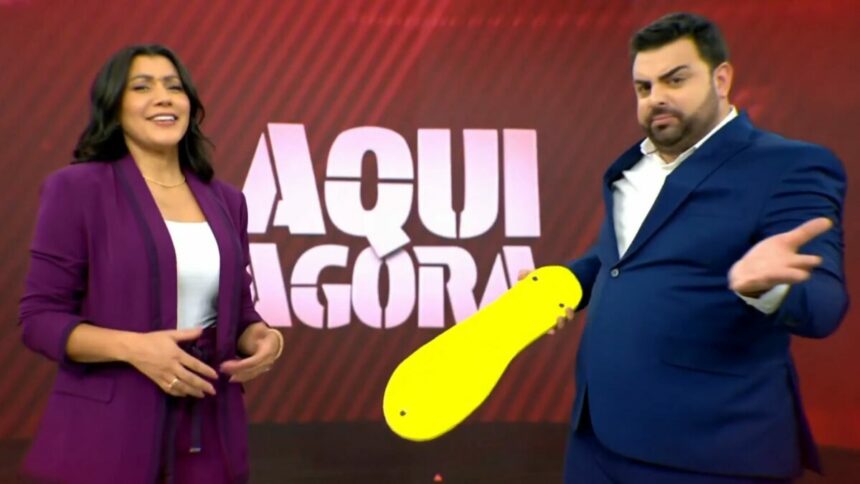 Daniele Brandi e Macedão, segurando uma chinela, em trecho da chamada no Aqui Agora