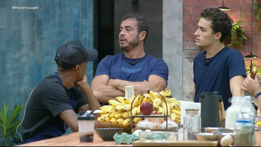 Dhomini de braços cruzados, em conversa com Neguinho e Gui no Power Couple