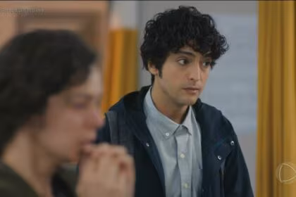 Dr. Ali Vefa observa Bahar em cena da novela Força de Mulher