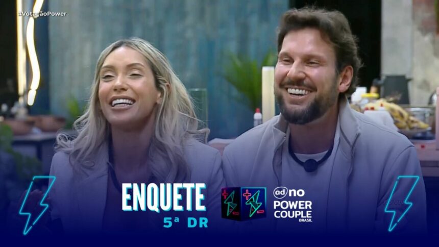 Tali e Rafa sorridentes na sala do Power Couple Brasil após caírem na 5ª DR