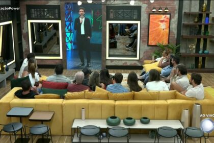 Felipe Andreoli durante conversa com os casais, através do telão, no Power Couple