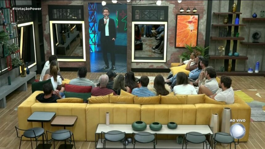 Felipe Andreoli durante conversa com os casais, através do telão, no Power Couple