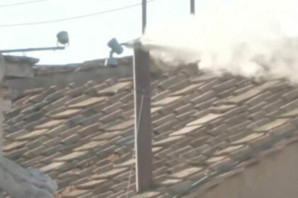 Fumaça branca saindo da chaminé da Capela Sistina, no Vaticano
