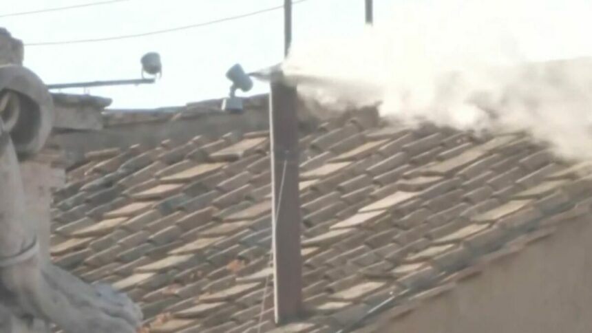 Fumaça branca saindo da chaminé da Capela Sistina, no Vaticano