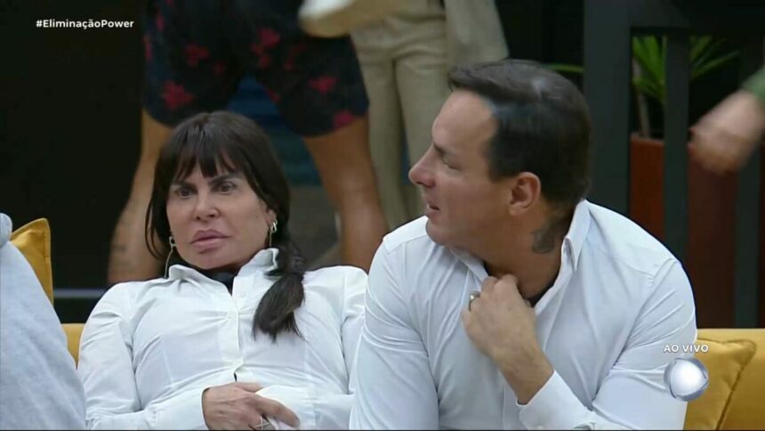 Gretchen e Esdras com semblantes assustados na sala da mansão do Power Couple Brasil poucos minutos antes de desistirem