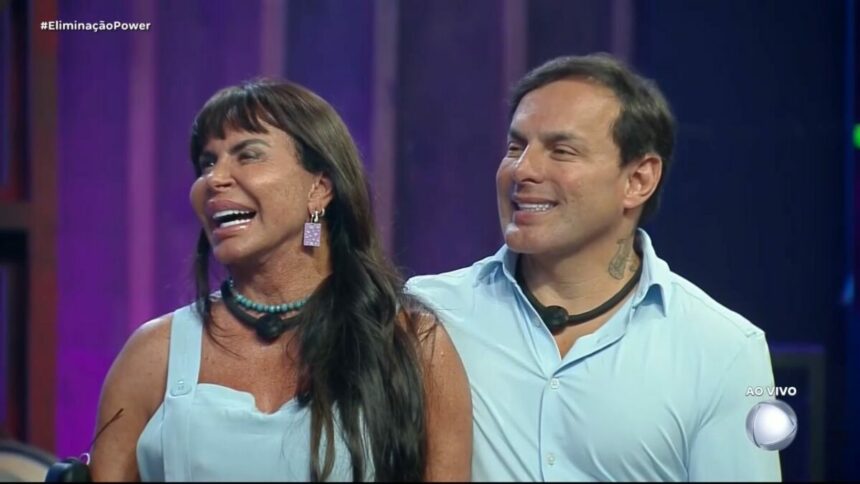 Gretchen e Esdras sorridentes no palco do Power Couple Brasil 7