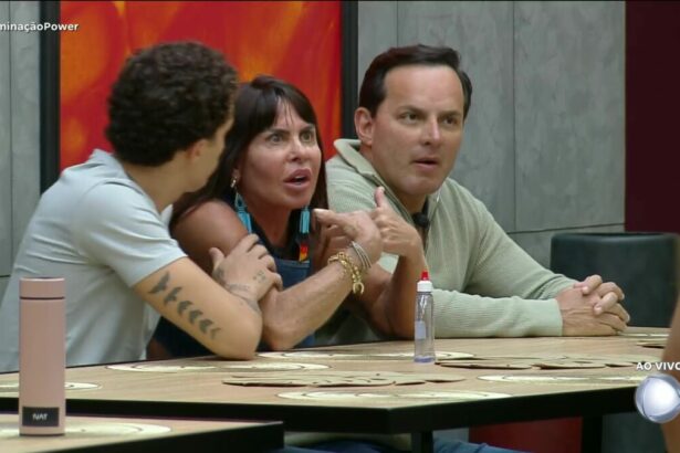 Gretchen sentada ao lado de Esdras na cozinha da Mansão do Power Couple Brasil 7