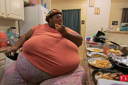Latonya Pottain muito obesa, sentada e comendo