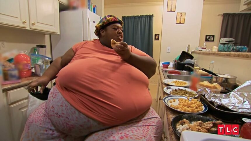 Latonya Pottain muito obesa, sentada e comendo