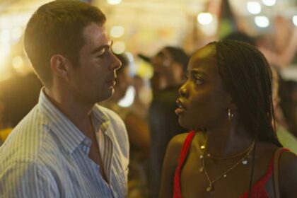 Leona (Clara Moneke) e Davi (Rafael Vitti) em trecho do capítulo de Dona de Mim