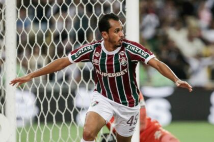 Lima comemorando gol com a camisa do Fluminense