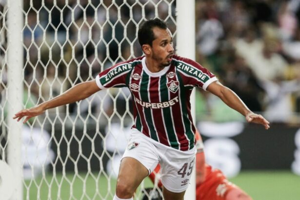 Lima comemorando gol com a camisa do Fluminense