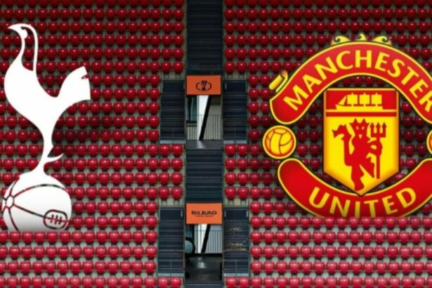 Logos de Tottenham e Manchester United na arquibancada do estádio da final da Liga Europa