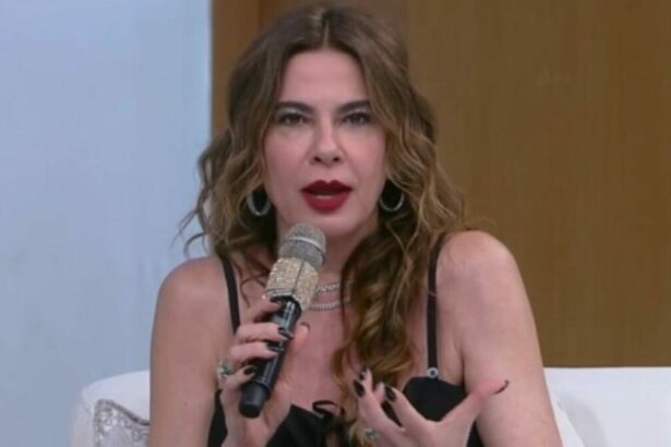 Luciana Gimenez com expressão de espanto, no sofá do Encontro