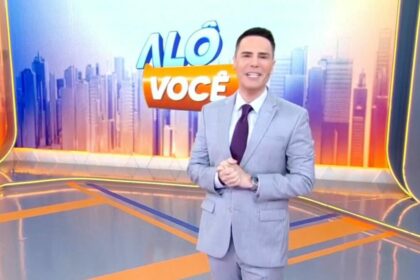 Luiz Bacci em frente ao telão no comando do Alô Você