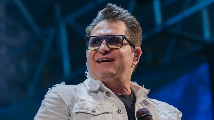 Marrone de óculos em trecho de show