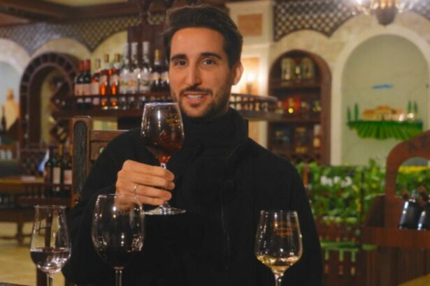 Murilo Salviano segurando uma taça. em trecho do Globo Repórter sobre o Azerbaijão