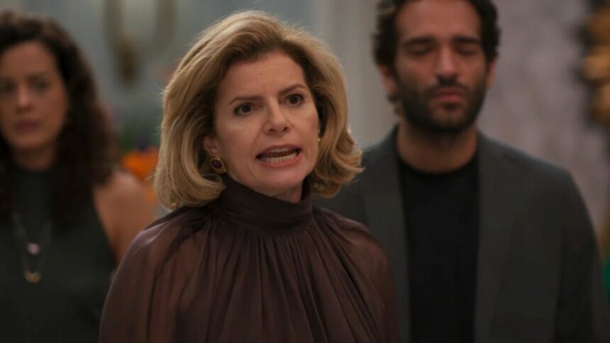 Odete Roitman usa blusa preta transparente e está com raiva, em cena da novela Vale Tudo