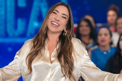 Patricia Abravael sorridente no cenário do Programa Silvio Santos
