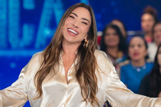 Patricia Abravael sorridente no cenário do Programa Silvio Santos