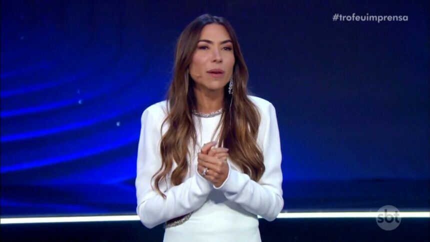 Patricia Abravanel com um vestido branco no Troféu Imprensa