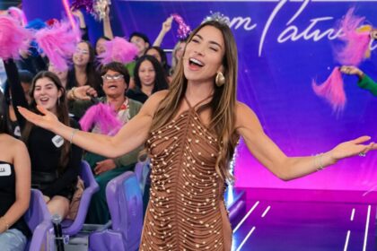 Patricia Abravanel, sorridente e com os braços abertos no Programa Silvio Santos