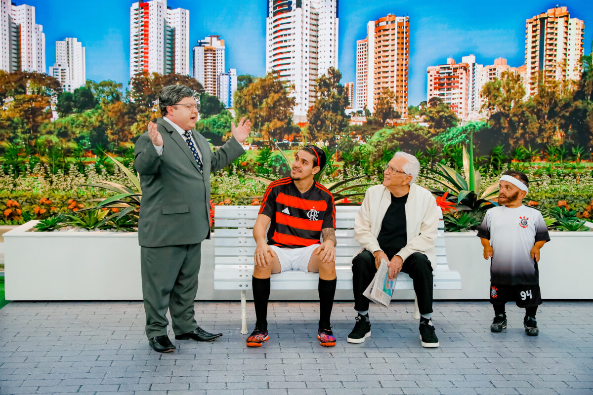 Porpetone, como Milton Névoas, abre os braços em frente a  Pdro do Flamengo, Carlos Alberto de Nóbrega e  Memphis Filho Depay