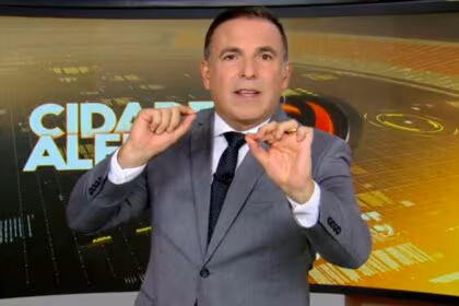Reinaldo Gottino gesticulando no estúdio do Cidade Alerta