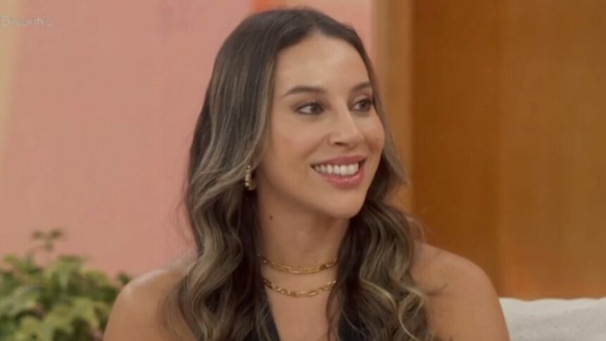 Renata Saldanha sorridente, em trecho de participação no Encontro
