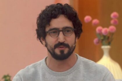 Renato Góes em trecho de entrevista no sofá do Encontro