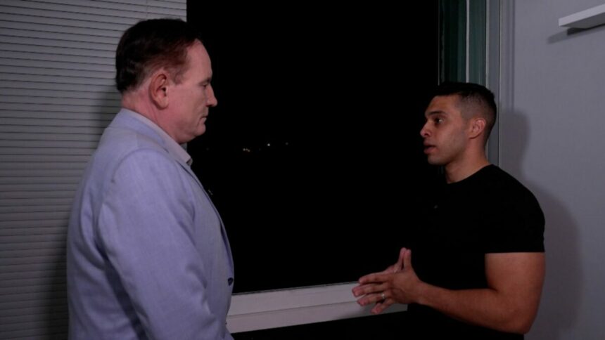 Roberto Cabrini e Gabriel Monteiro, frente a frente, em trecho da entrevista para o Domingo Espetacular