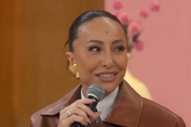Sabrina Sato em trecho de entrevista no sofá do Encontro