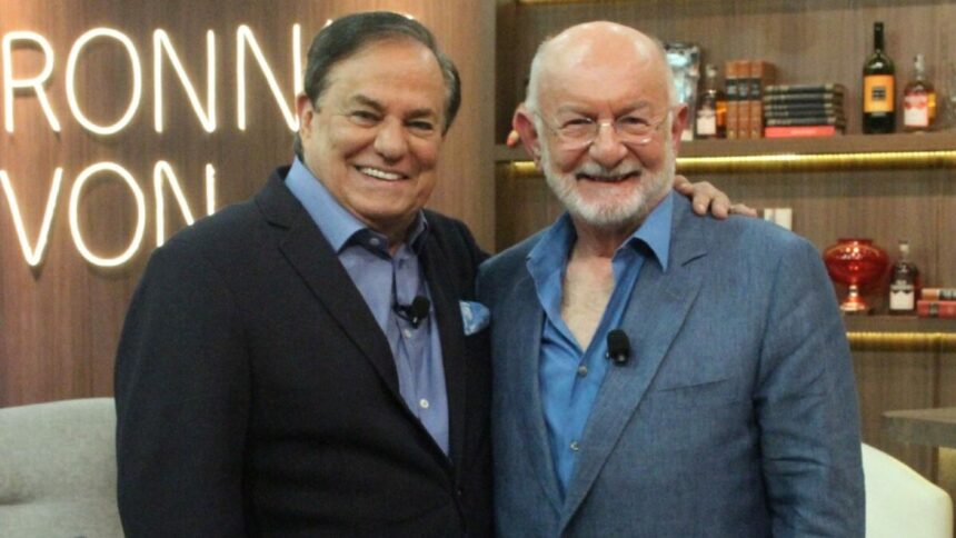 Silvio de Abreu e Ronnie Von em foto posada no cenário do Companhia Certa