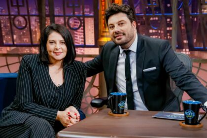 Sônia Lima e Danilo Gentili em foto posada no cenário do The Noite
