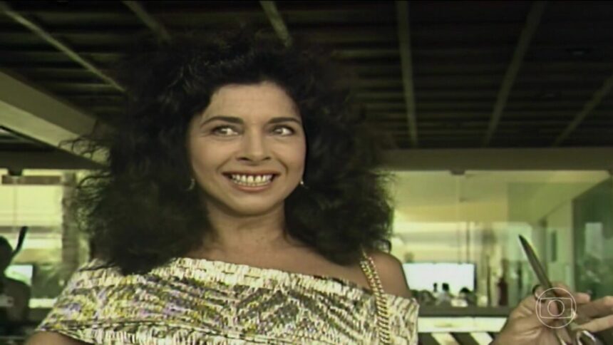 Betty Fari veste um vestido dourado em cena do último capítulo de Tieta