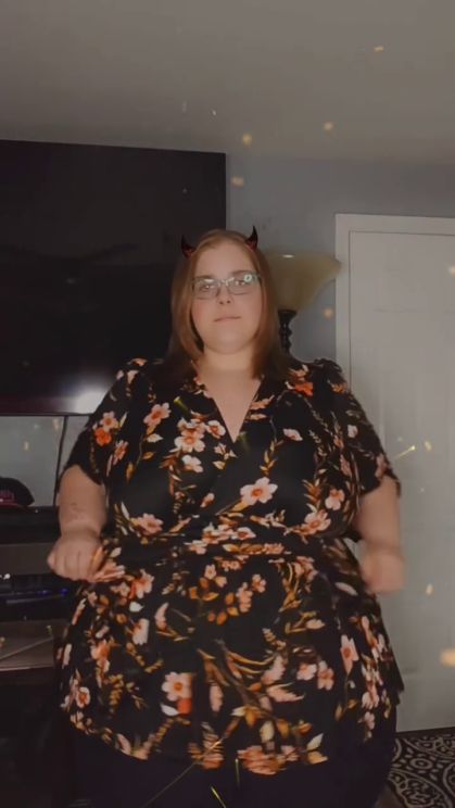 Participante do Quilos Mortais em pé usando vestido florido