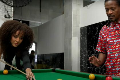 Valéria Almeida jogando sinuca em trecho do Paulistar na Casa Verde