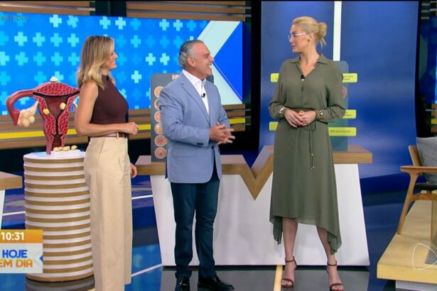 Ticiane Pinheiro, Dr. Antonio Sproesser e Ana Hickmann em pé no cenário do Hoje em Dia. Eles estão sorridentes durante o quadro 'Você e o Doutor'.