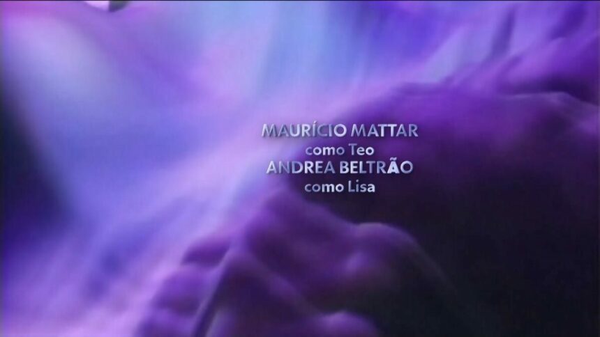 Nome dos atores Maurício Mattar e Andrea Beltrão na nova abertura de A Viagem no Vale A Pena Ver de Novo na Globo. As artes em cor de vinho e lilás estão em HD, assim como os créditos