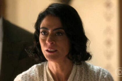 Clarice com os olhos cheios de lágrimas e com raiva em cena da novela Garota do Momento
