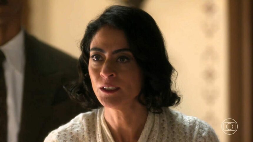 Clarice com os olhos cheios de lágrimas e com raiva em cena da novela Garota do Momento