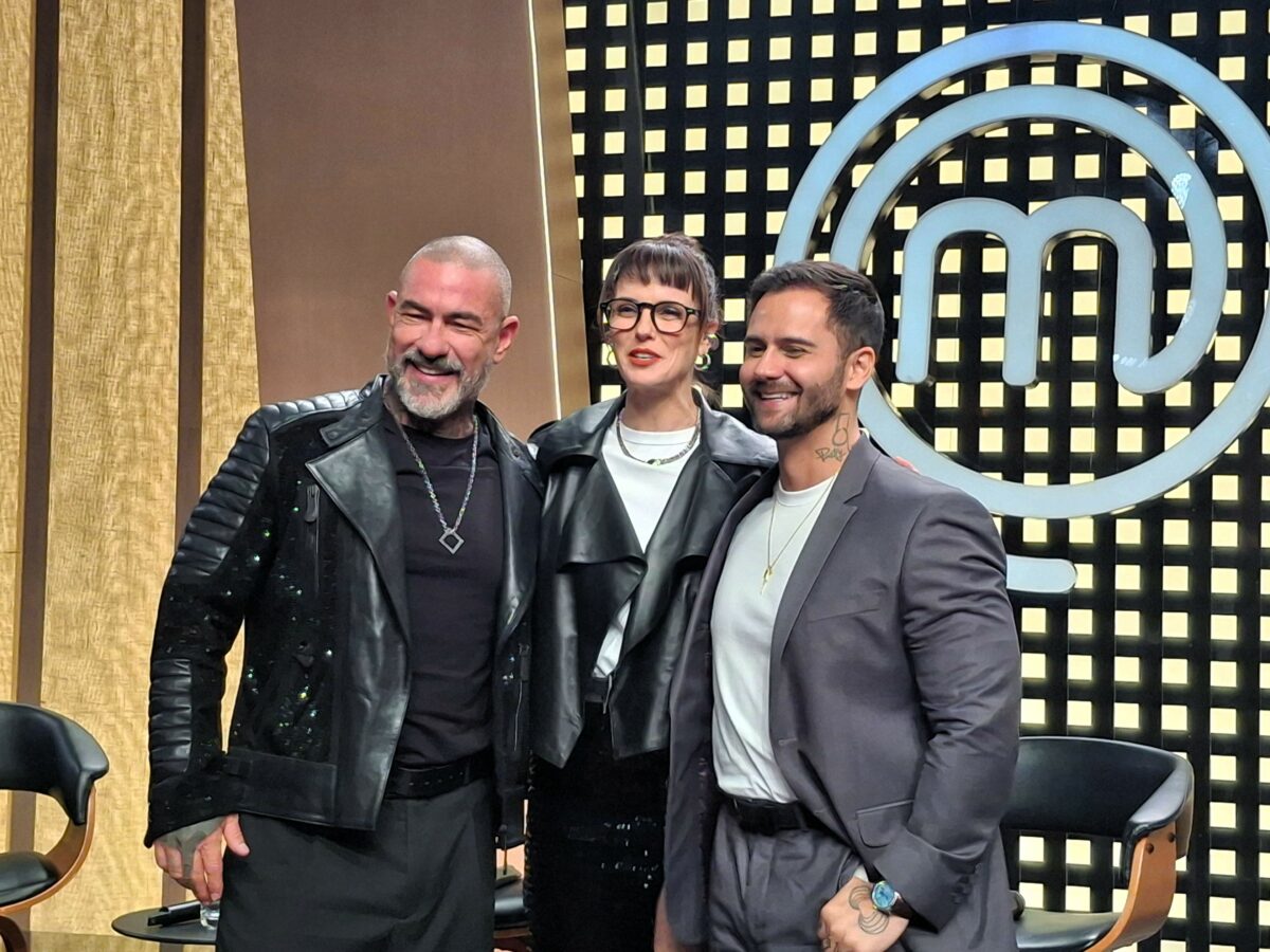 Henrique Fogaça, Helena Rizzo, Diego Lozano abraçados e em pé no palco do MasterChef Brasil