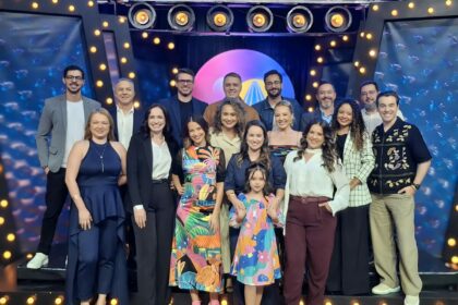 Apresentadores e direção da TV Aparecida em pé, reunidos e felizes, na coletiva de imprensa da nova programação