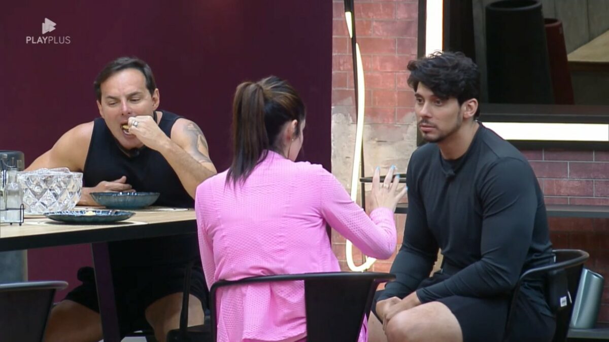 Fran e Junior conversam na mesa do Power Couple Brasil após perderem a 2ª Prova das Mulheres
