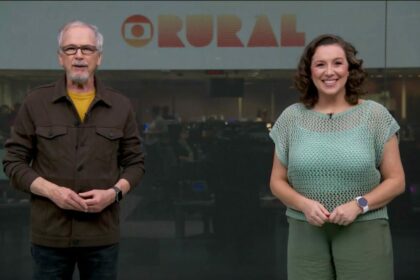 Nélson Araújo e Hellen Santos na redação da TV Globo em São Paulo gravando a chamada do Globo Rural de domingo, 18 de maio de 2025. Eles estão em pé e sorridentes